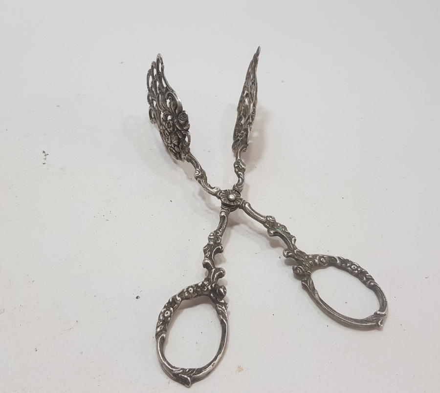 ÜZERİ KABARTMA İŞÇİLİKLİ ANTİKA GÜMÜŞ SERVİS MAŞASI