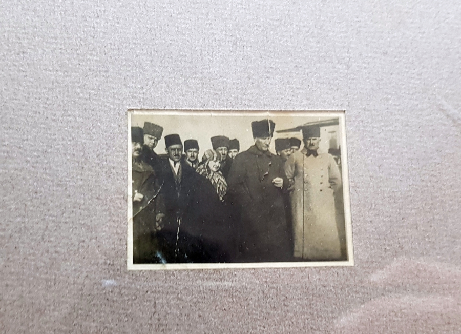 1923 TARİHLİ EDREMİT HALK EVİ ÖNÜNDE ÇEKİLMİŞ MUSTAFA KEMAL ATATÜRK VE SİLAH ARKADAŞLARI İLE LATİFE HANIM GÖRSELLİ ANTİKA FOTOĞRAF