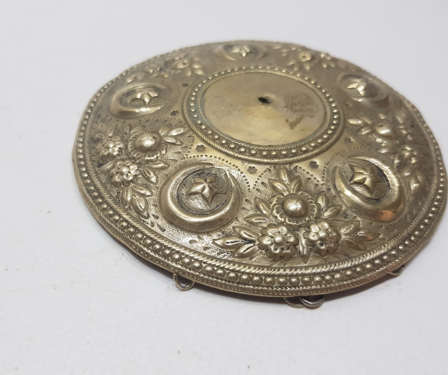 ÜZERİ AY YILDIZLI VE KABARTMA İŞÇİLİKLİ OSMANLI DÖNEMİ GELİN TEPELİĞİ