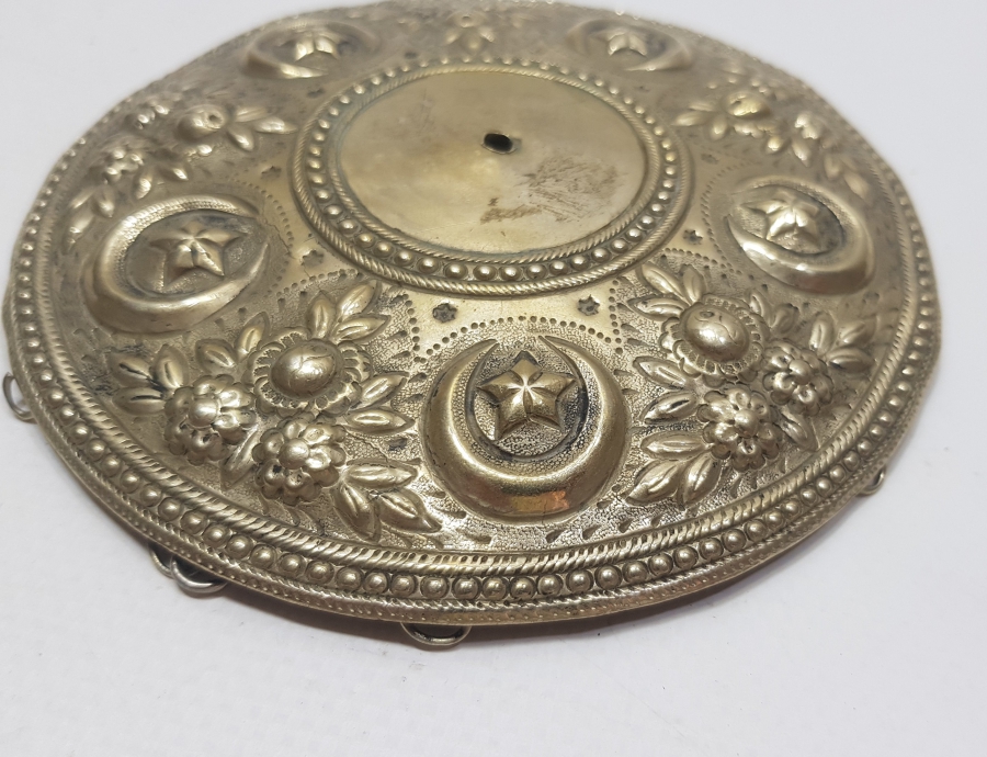 ÜZERİ AY YILDIZLI VE KABARTMA İŞÇİLİKLİ OSMANLI DÖNEMİ GELİN TEPELİĞİ