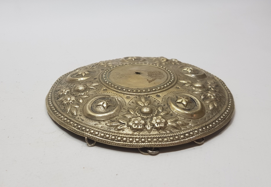 ÜZERİ AY YILDIZLI VE KABARTMA İŞÇİLİKLİ OSMANLI DÖNEMİ GELİN TEPELİĞİ