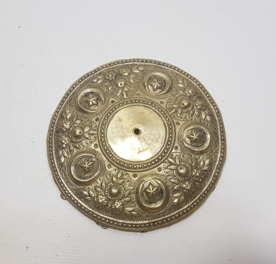 ÜZERİ AY YILDIZLI VE KABARTMA İŞÇİLİKLİ OSMANLI DÖNEMİ GELİN TEPELİĞİ