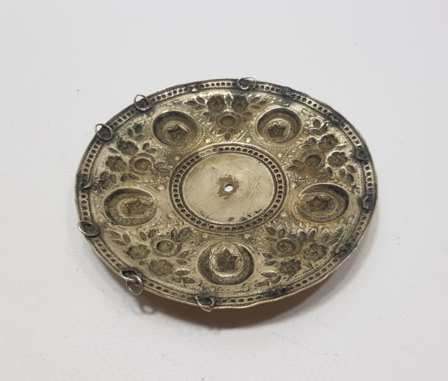 ÜZERİ AY YILDIZLI VE KABARTMA İŞÇİLİKLİ OSMANLI DÖNEMİ GELİN TEPELİĞİ