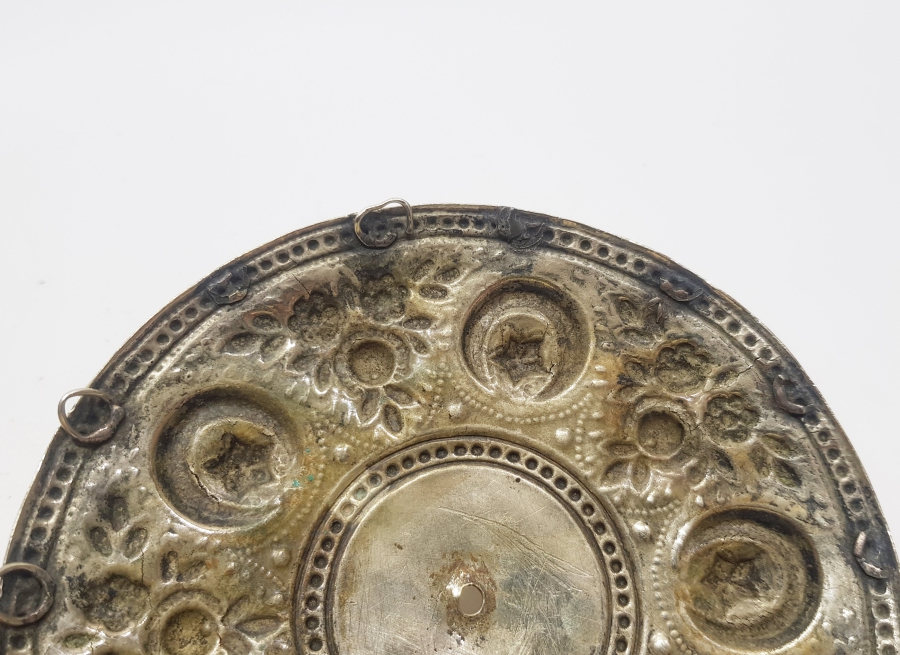 ÜZERİ AY YILDIZLI VE KABARTMA İŞÇİLİKLİ OSMANLI DÖNEMİ GELİN TEPELİĞİ