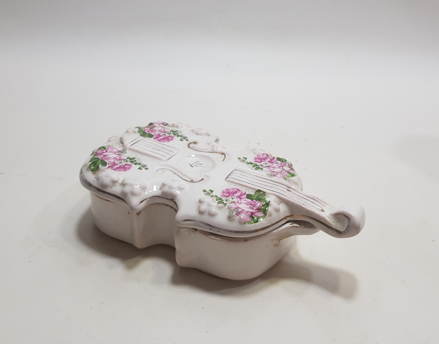 KEMAN FORMUNDA YAPILMIŞ ANTİKA PORSELEN KAPAKLI MÜCEVHER KUTUSU