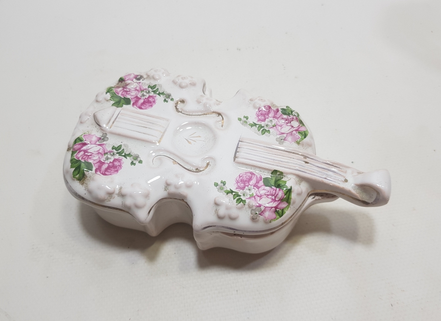 KEMAN FORMUNDA YAPILMIŞ ANTİKA PORSELEN KAPAKLI MÜCEVHER KUTUSU