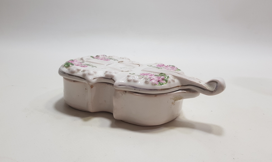 KEMAN FORMUNDA YAPILMIŞ ANTİKA PORSELEN KAPAKLI MÜCEVHER KUTUSU