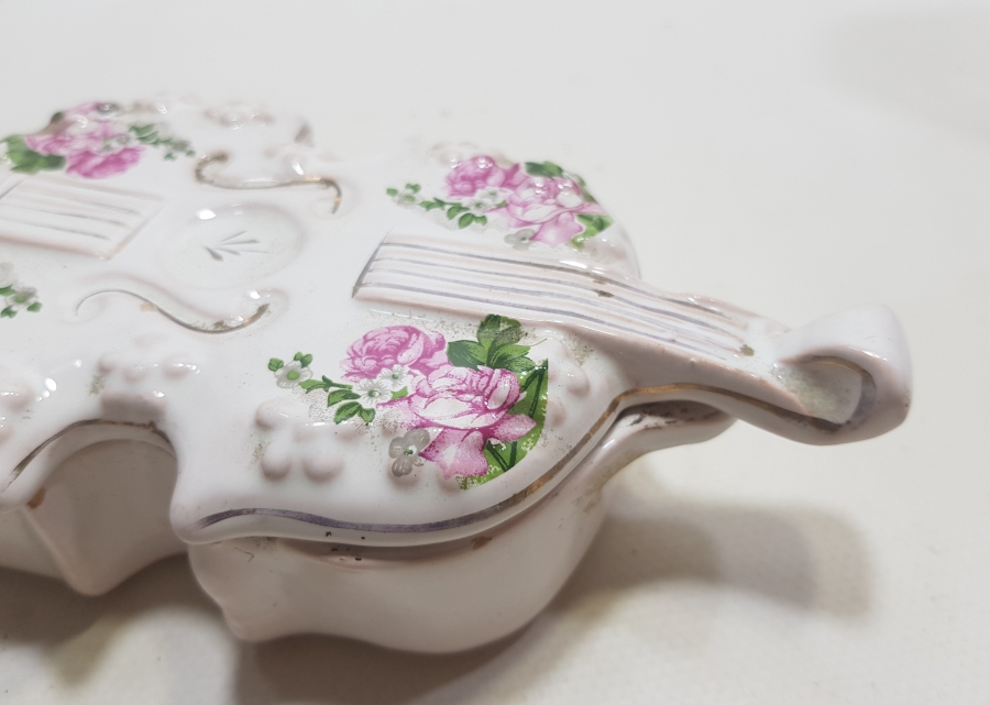 KEMAN FORMUNDA YAPILMIŞ ANTİKA PORSELEN KAPAKLI MÜCEVHER KUTUSU