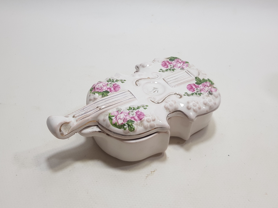 KEMAN FORMUNDA YAPILMIŞ ANTİKA PORSELEN KAPAKLI MÜCEVHER KUTUSU