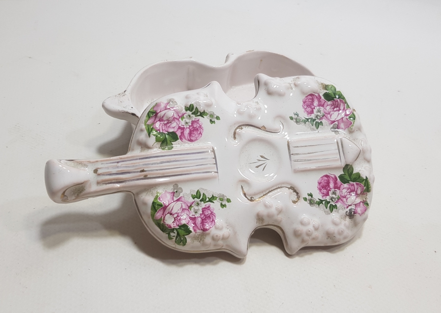 KEMAN FORMUNDA YAPILMIŞ ANTİKA PORSELEN KAPAKLI MÜCEVHER KUTUSU