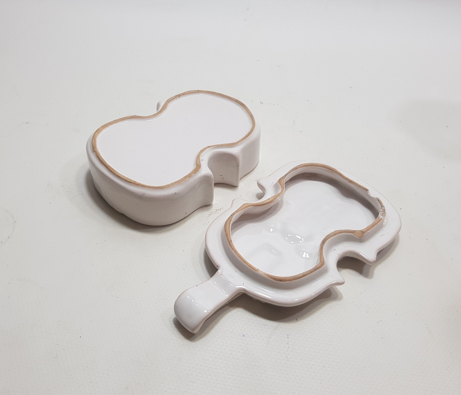 KEMAN FORMUNDA YAPILMIŞ ANTİKA PORSELEN KAPAKLI MÜCEVHER KUTUSU