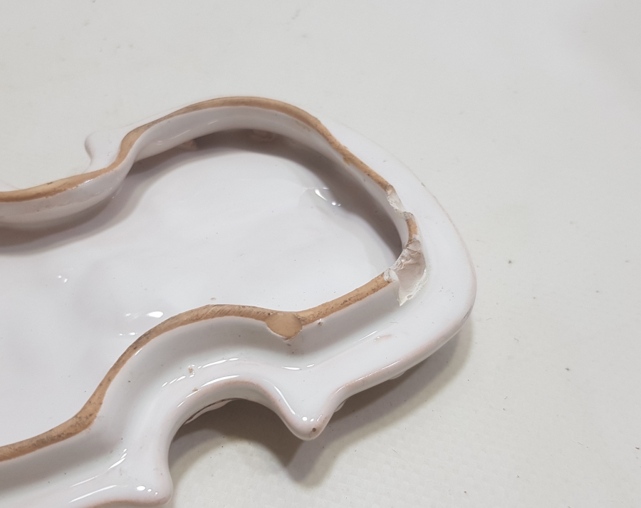 KEMAN FORMUNDA YAPILMIŞ ANTİKA PORSELEN KAPAKLI MÜCEVHER KUTUSU