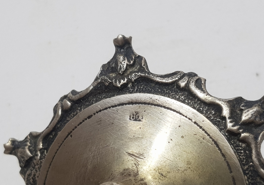 ÜZERİ KABARTMA İŞÇİLİKLİ ANTİKA GÜMÜŞ HATTAT ŞAMDANI