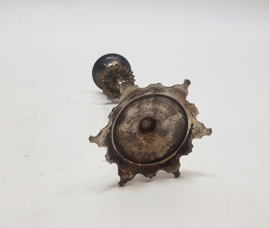 ÜZERİ KABARTMA İŞÇİLİKLİ ANTİKA GÜMÜŞ HATTAT ŞAMDANI