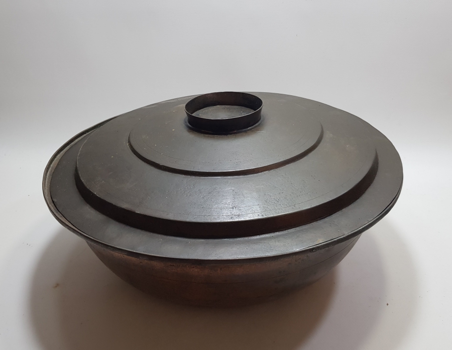 KAPAK VE GÖVDESİNDE OSMANLICA YAZI BULUNAN ÇOK NADİR MİZAHİ ÖRNEK DEV BOY KAPAKLI TENCERE