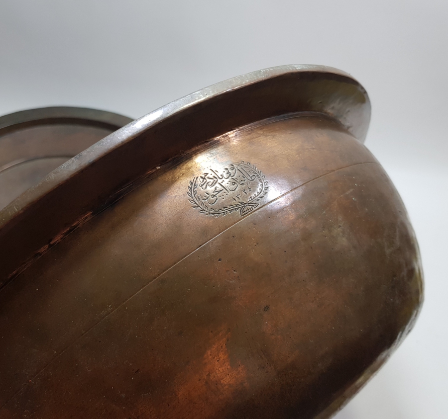 KAPAK VE GÖVDESİNDE OSMANLICA YAZI BULUNAN ÇOK NADİR MİZAHİ ÖRNEK DEV BOY KAPAKLI TENCERE