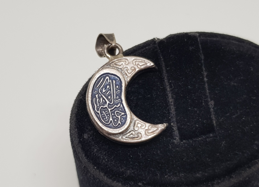 İÇİNDE DUASIYLA HİLAL FORMLU ANTİKA GÜMÜŞ CEVŞEN-İ KEBİR