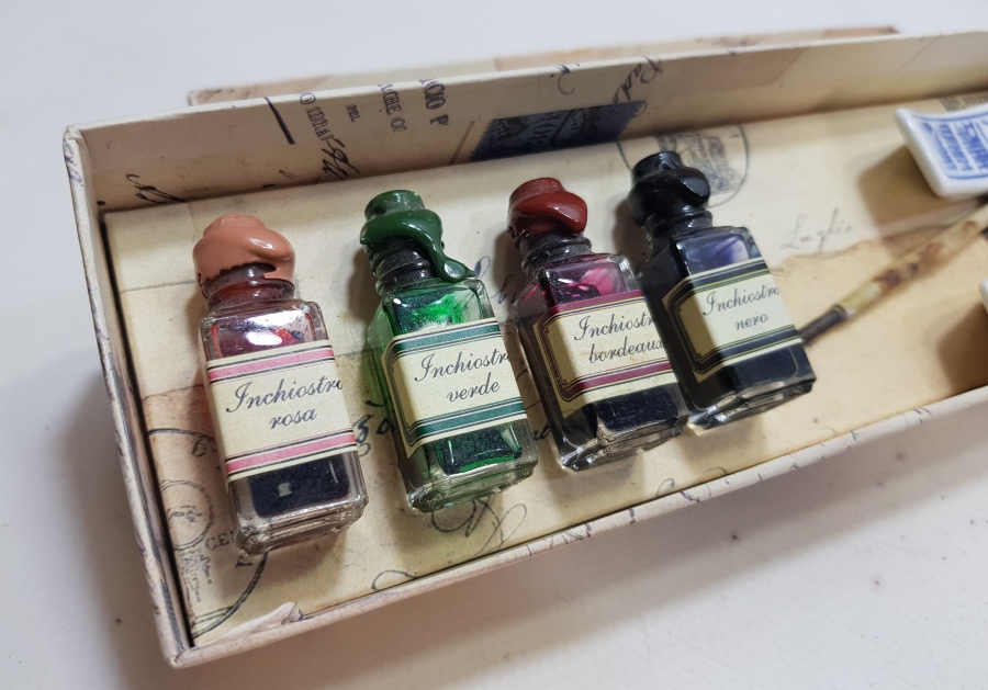 ORİJİNAL KUTUSUNDA UZAK DOĞU YAPIMI ANTİKA YAZI TAKIMI