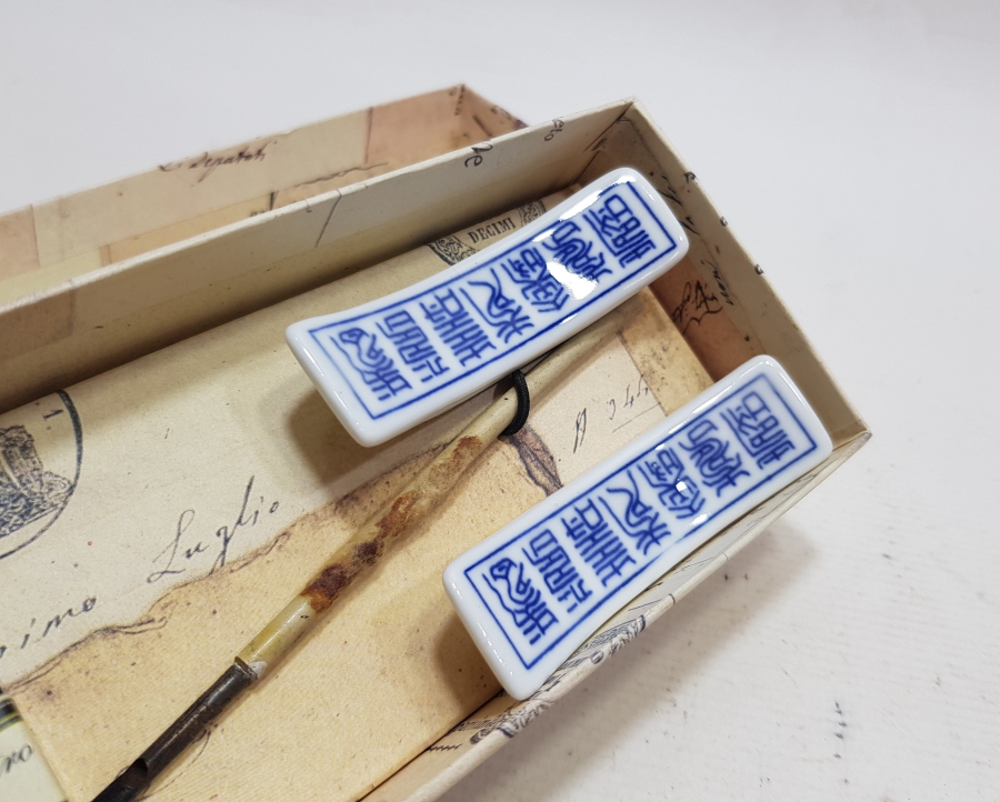 ORİJİNAL KUTUSUNDA UZAK DOĞU YAPIMI ANTİKA YAZI TAKIMI