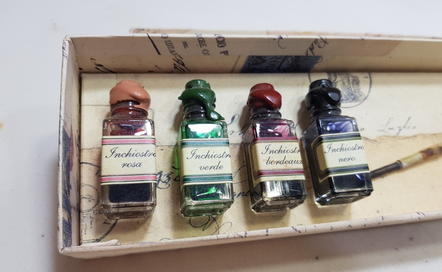 ORİJİNAL KUTUSUNDA UZAK DOĞU YAPIMI ANTİKA YAZI TAKIMI