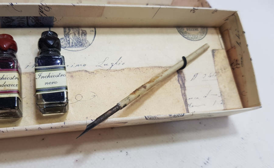 ORİJİNAL KUTUSUNDA UZAK DOĞU YAPIMI ANTİKA YAZI TAKIMI