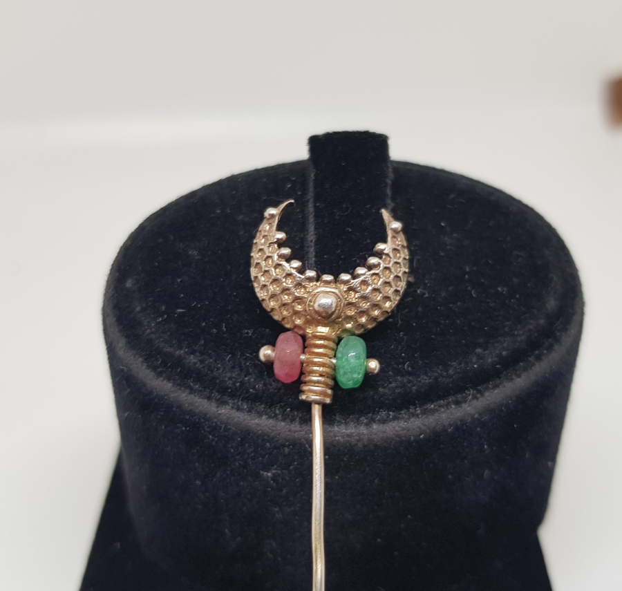 ÜZERİ DOĞAL TAŞLI ÖZEL YAPIM GÜMÜŞ SORGUÇ FORMLU BROŞ