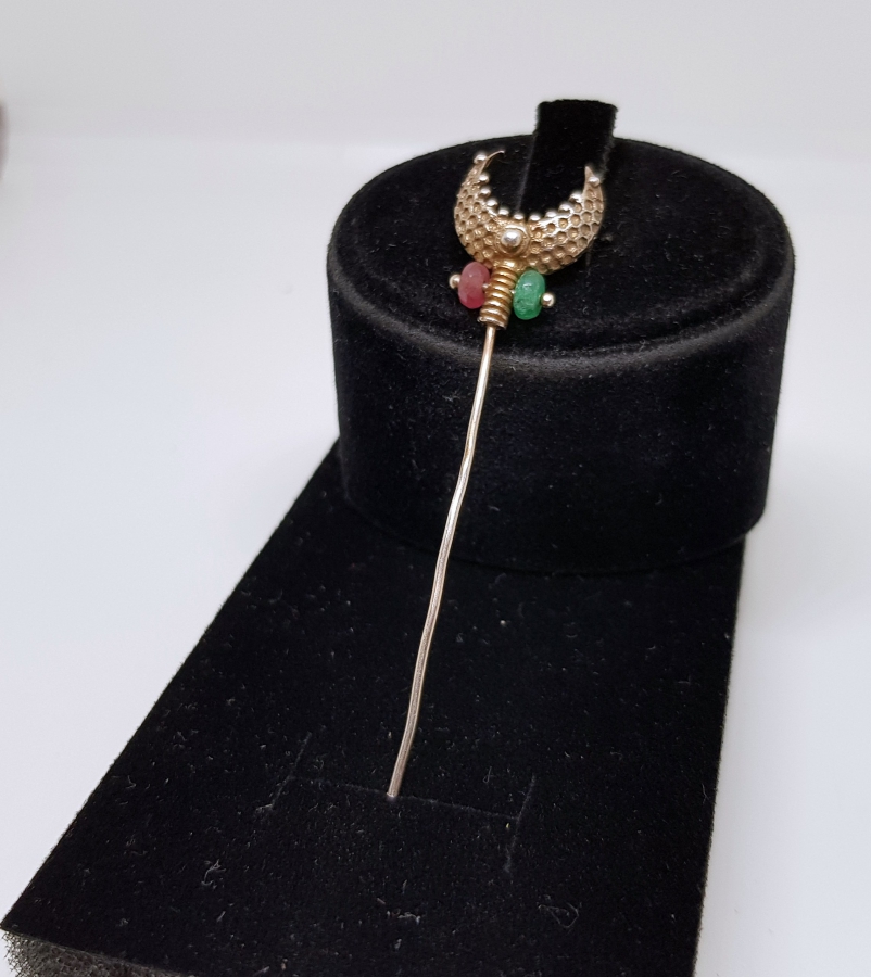 ÜZERİ DOĞAL TAŞLI ÖZEL YAPIM GÜMÜŞ SORGUÇ FORMLU BROŞ