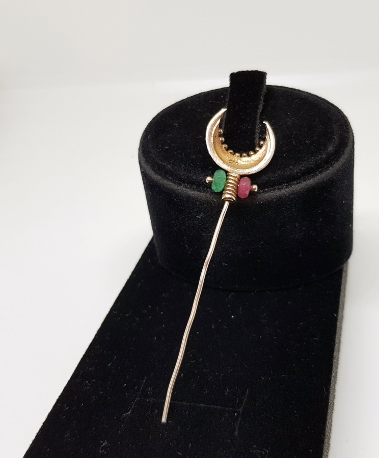 ÜZERİ DOĞAL TAŞLI ÖZEL YAPIM GÜMÜŞ SORGUÇ FORMLU BROŞ