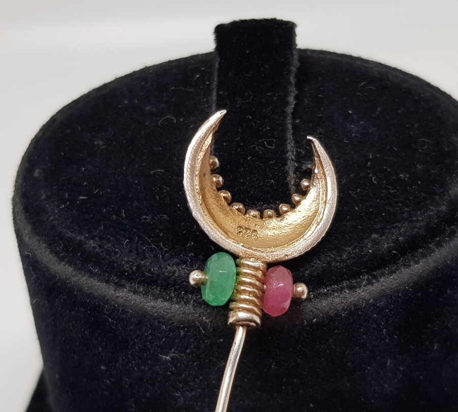 ÜZERİ DOĞAL TAŞLI ÖZEL YAPIM GÜMÜŞ SORGUÇ FORMLU BROŞ