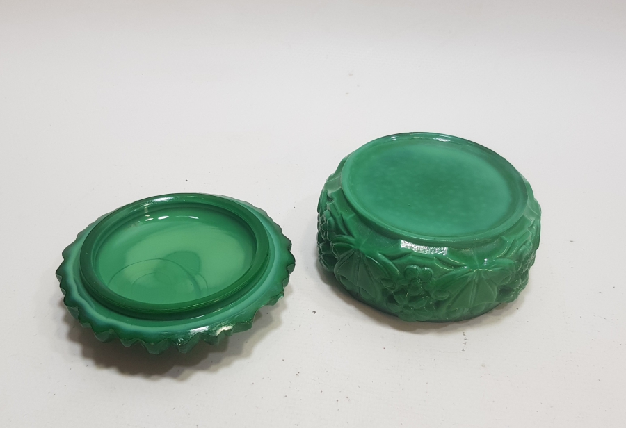 JADE TAŞINDAN EL OYMA İŞÇİLİKLİ ANTİKA KAPAKLI KUTU