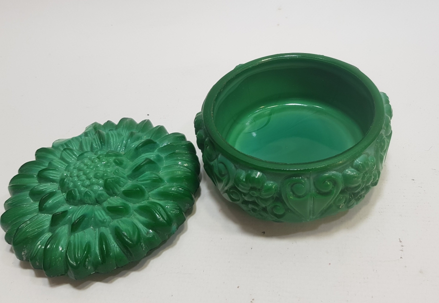 JADE TAŞINDAN EL OYMA İŞÇİLİKLİ ANTİKA KAPAKLI KUTU