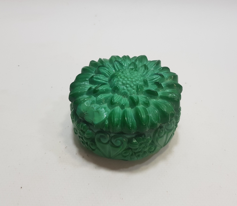 JADE TAŞINDAN EL OYMA İŞÇİLİKLİ ANTİKA KAPAKLI KUTU