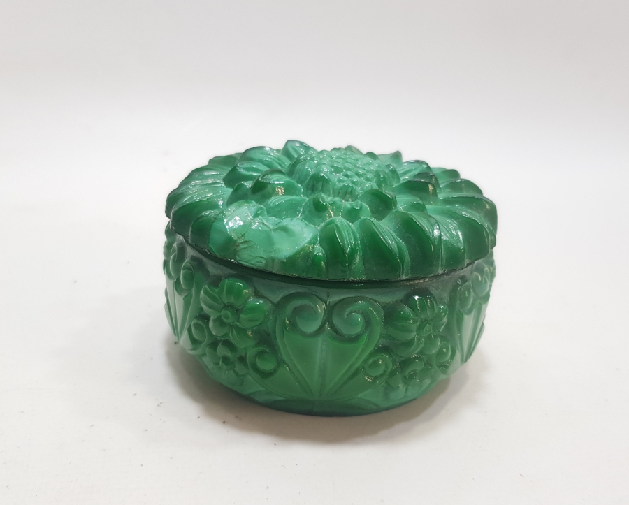 JADE TAŞINDAN EL OYMA İŞÇİLİKLİ ANTİKA KAPAKLI KUTU