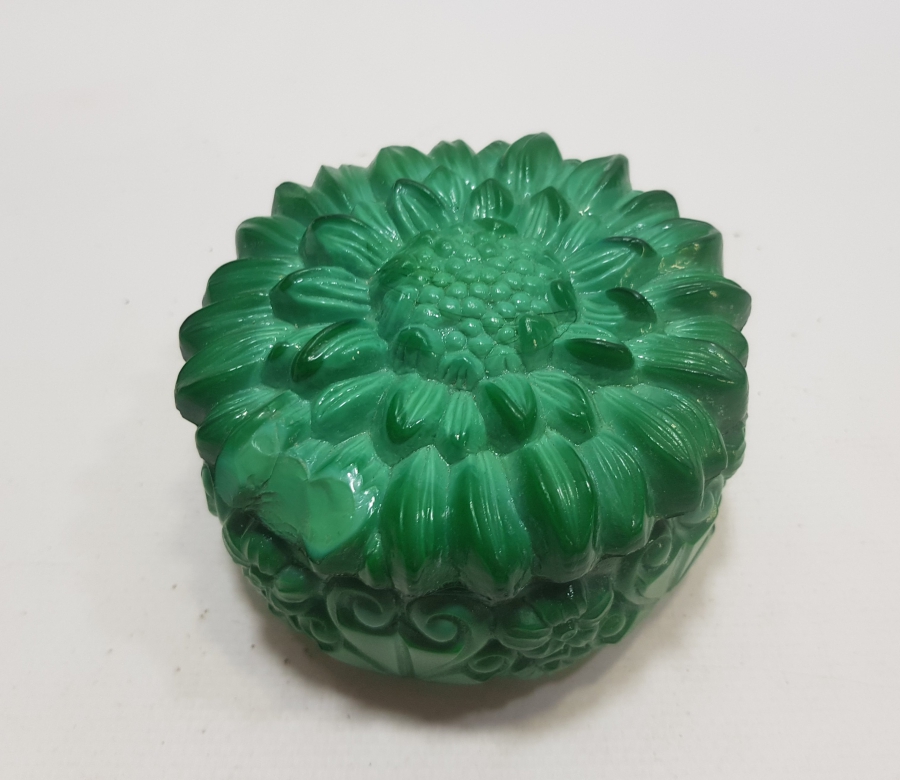 JADE TAŞINDAN EL OYMA İŞÇİLİKLİ ANTİKA KAPAKLI KUTU