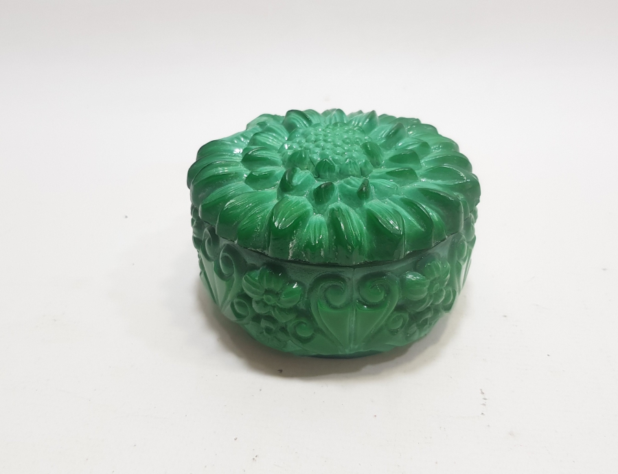 JADE TAŞINDAN EL OYMA İŞÇİLİKLİ ANTİKA KAPAKLI KUTU