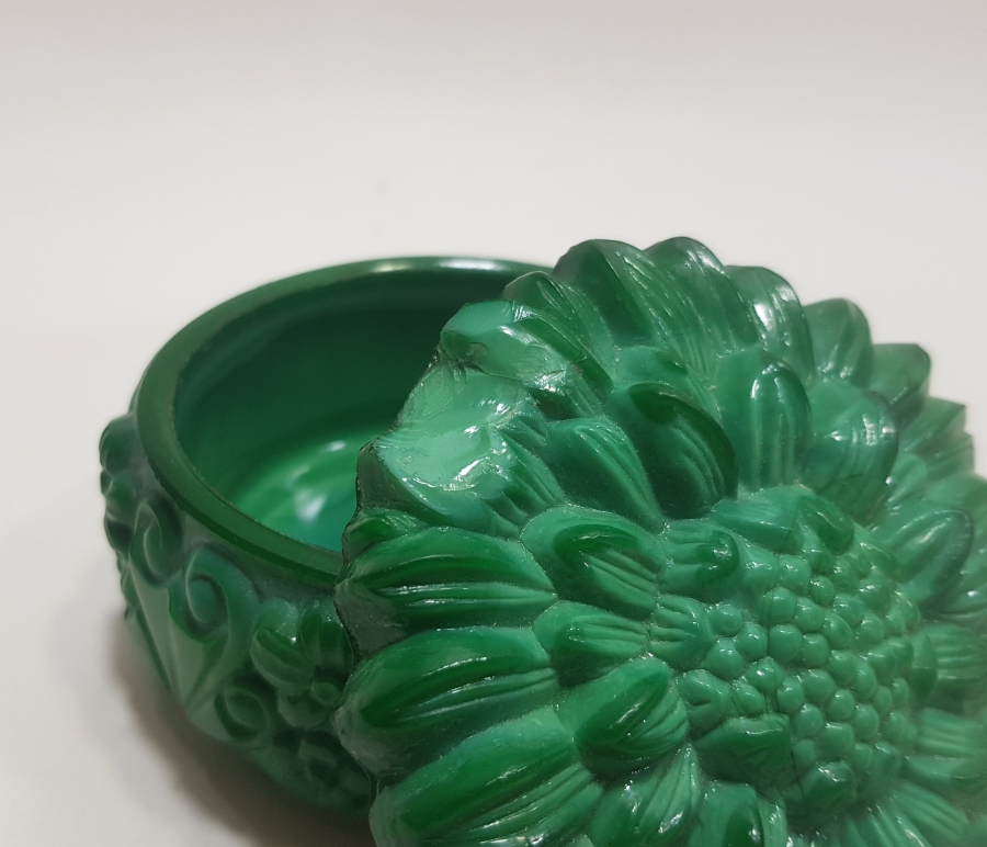 JADE TAŞINDAN EL OYMA İŞÇİLİKLİ ANTİKA KAPAKLI KUTU