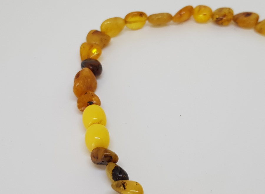 DAMLA KEHRİBARDAN YAPILMIŞ BEBEK DİŞ KOLYESİ