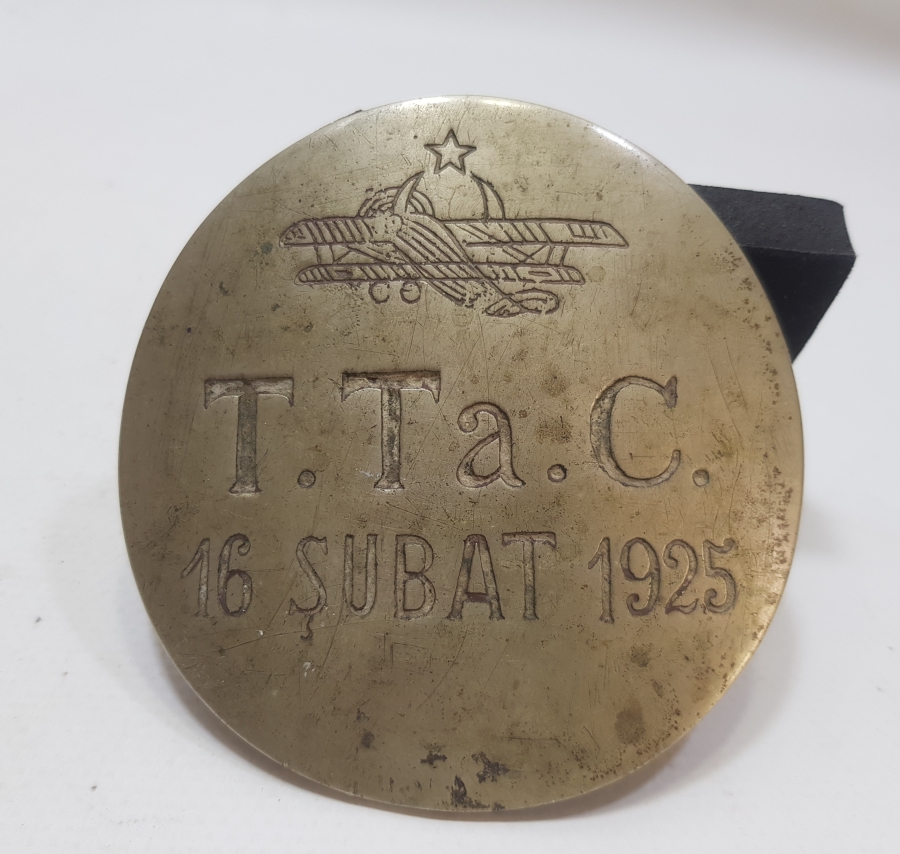 CUMHURİYET BAŞLARI ÇOK NADİR TEYYARE CEMİYETİ YARDIM KUMBARASI ÖN PLAKASI