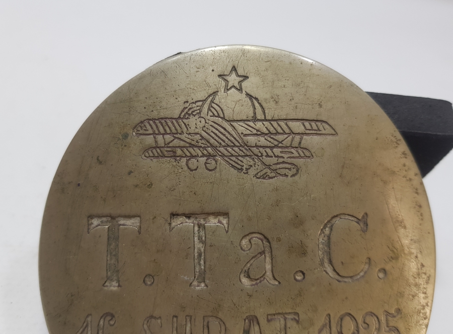 CUMHURİYET BAŞLARI ÇOK NADİR TEYYARE CEMİYETİ YARDIM KUMBARASI ÖN PLAKASI