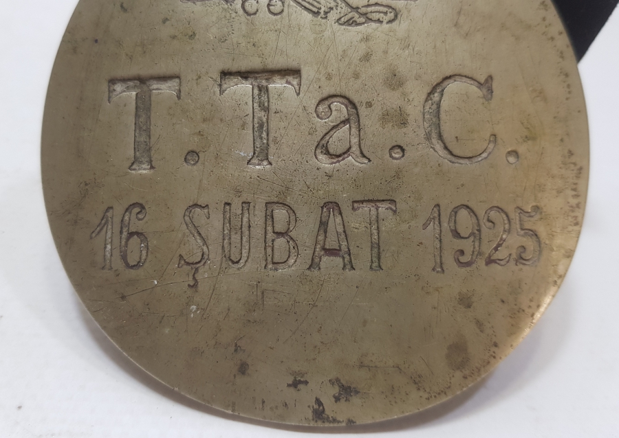 CUMHURİYET BAŞLARI ÇOK NADİR TEYYARE CEMİYETİ YARDIM KUMBARASI ÖN PLAKASI