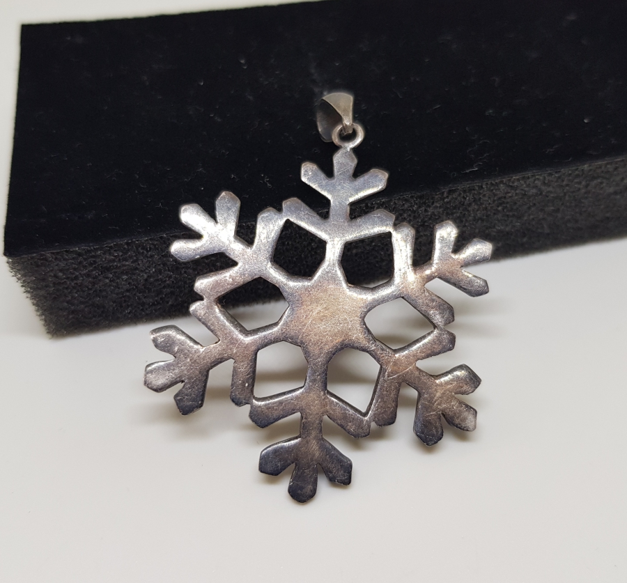 KAR TANESİ FORMUNDA YAPILMIŞ GÜMÜŞ KOLYE UCU