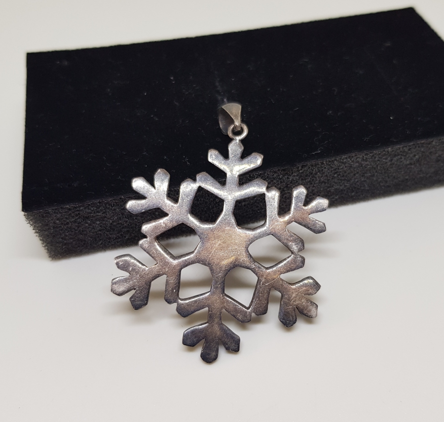 KAR TANESİ FORMUNDA YAPILMIŞ GÜMÜŞ KOLYE UCU