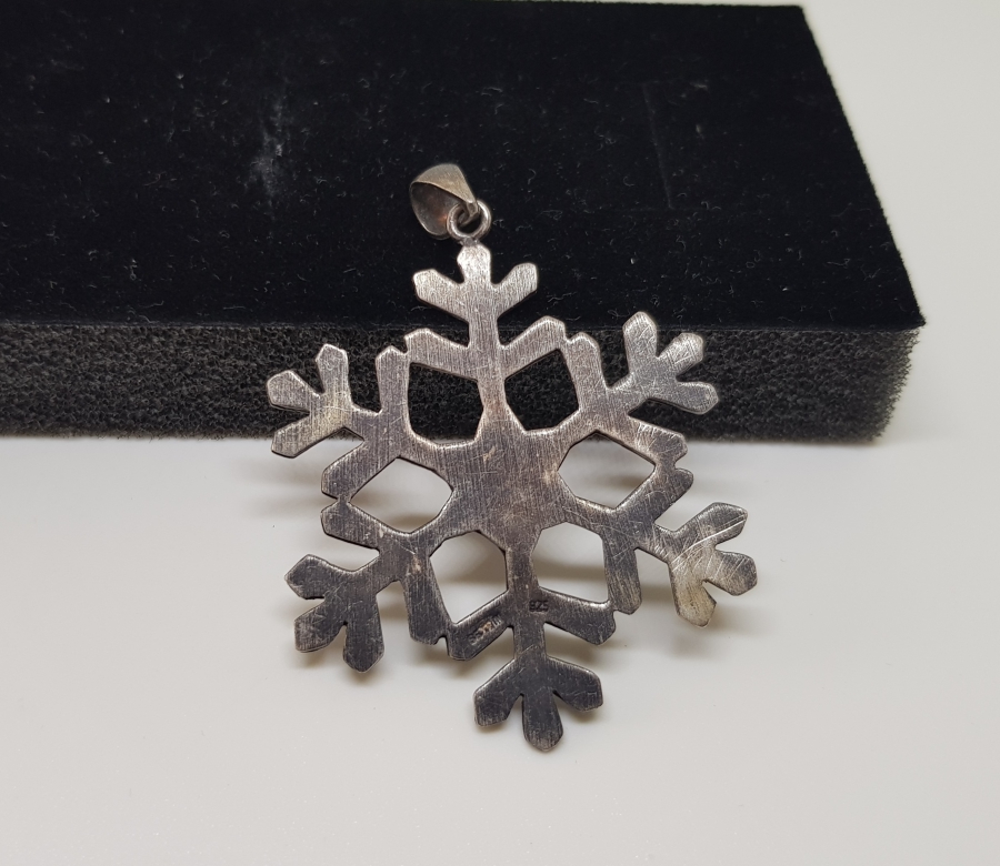 KAR TANESİ FORMUNDA YAPILMIŞ GÜMÜŞ KOLYE UCU