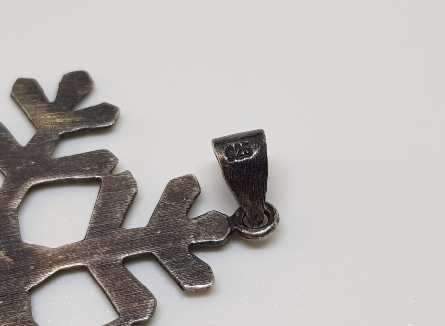 KAR TANESİ FORMUNDA YAPILMIŞ GÜMÜŞ KOLYE UCU