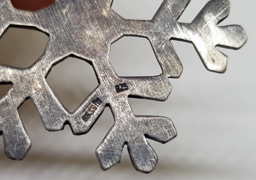 KAR TANESİ FORMUNDA YAPILMIŞ GÜMÜŞ KOLYE UCU