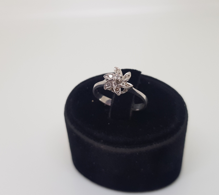 ÇARKIFELEK FORMUNDA YAPILMIŞ PIRLANTA TAŞLI ANTİKA YÜZÜK