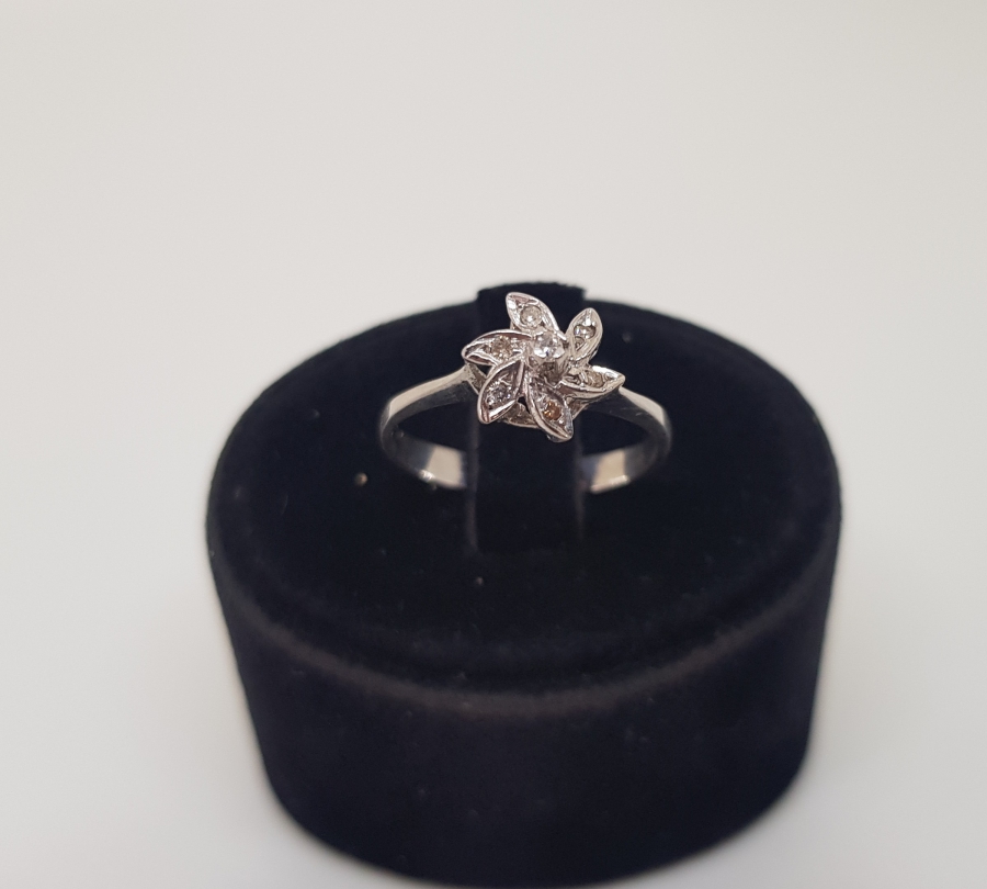 ÇARKIFELEK FORMUNDA YAPILMIŞ PIRLANTA TAŞLI ANTİKA YÜZÜK