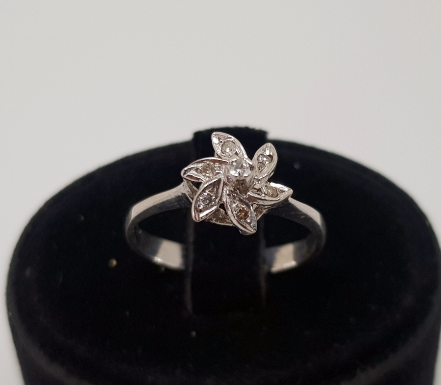 ÇARKIFELEK FORMUNDA YAPILMIŞ PIRLANTA TAŞLI ANTİKA YÜZÜK