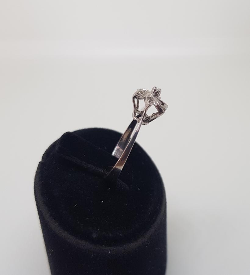 ÇARKIFELEK FORMUNDA YAPILMIŞ PIRLANTA TAŞLI ANTİKA YÜZÜK