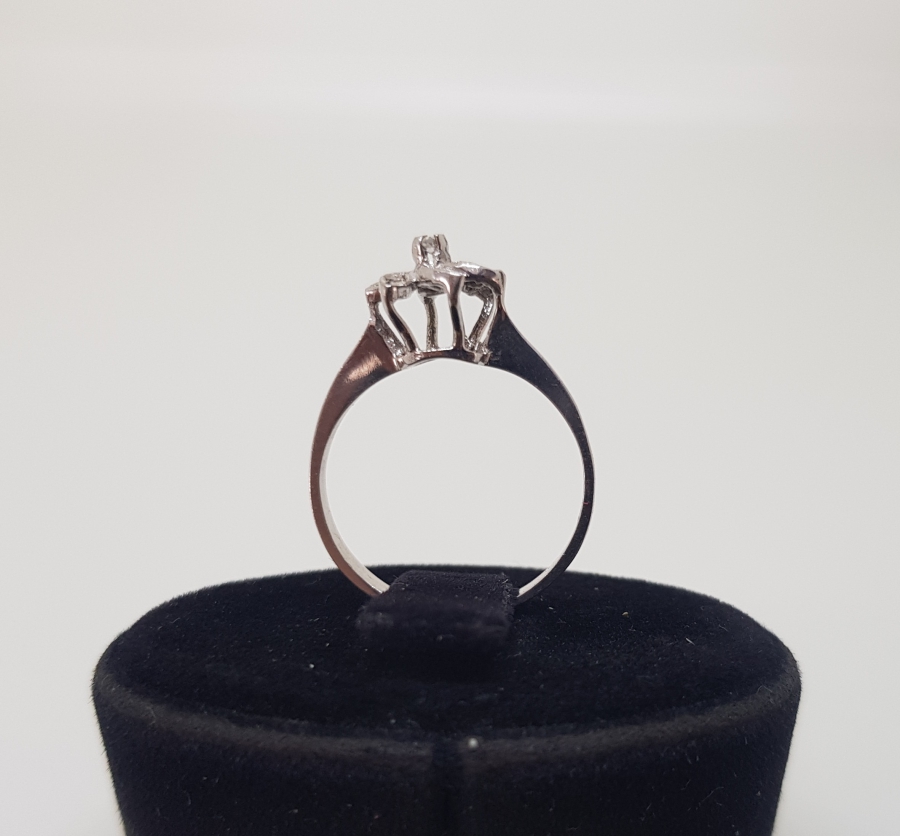 ÇARKIFELEK FORMUNDA YAPILMIŞ PIRLANTA TAŞLI ANTİKA YÜZÜK